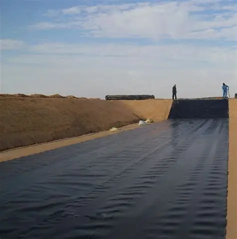 How does the geomembrane in landfills achieve pollution isolation?